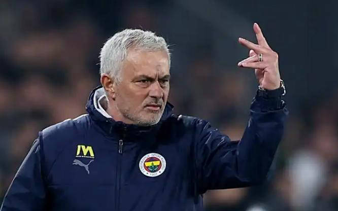 费内巴切0-0战平本菲卡，穆里尼奥陷入困境！欧冠梦或破灭