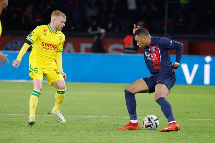 法甲激战：巴黎FC主场迎战南特，保级战火一触即发